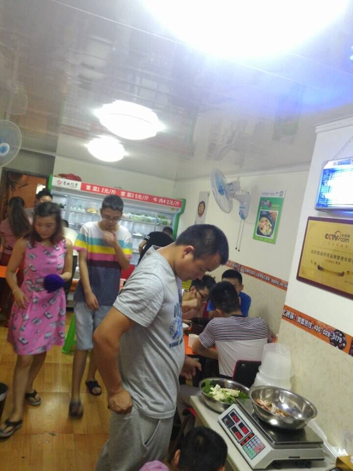 蓉城传奇冒菜交大店内环境